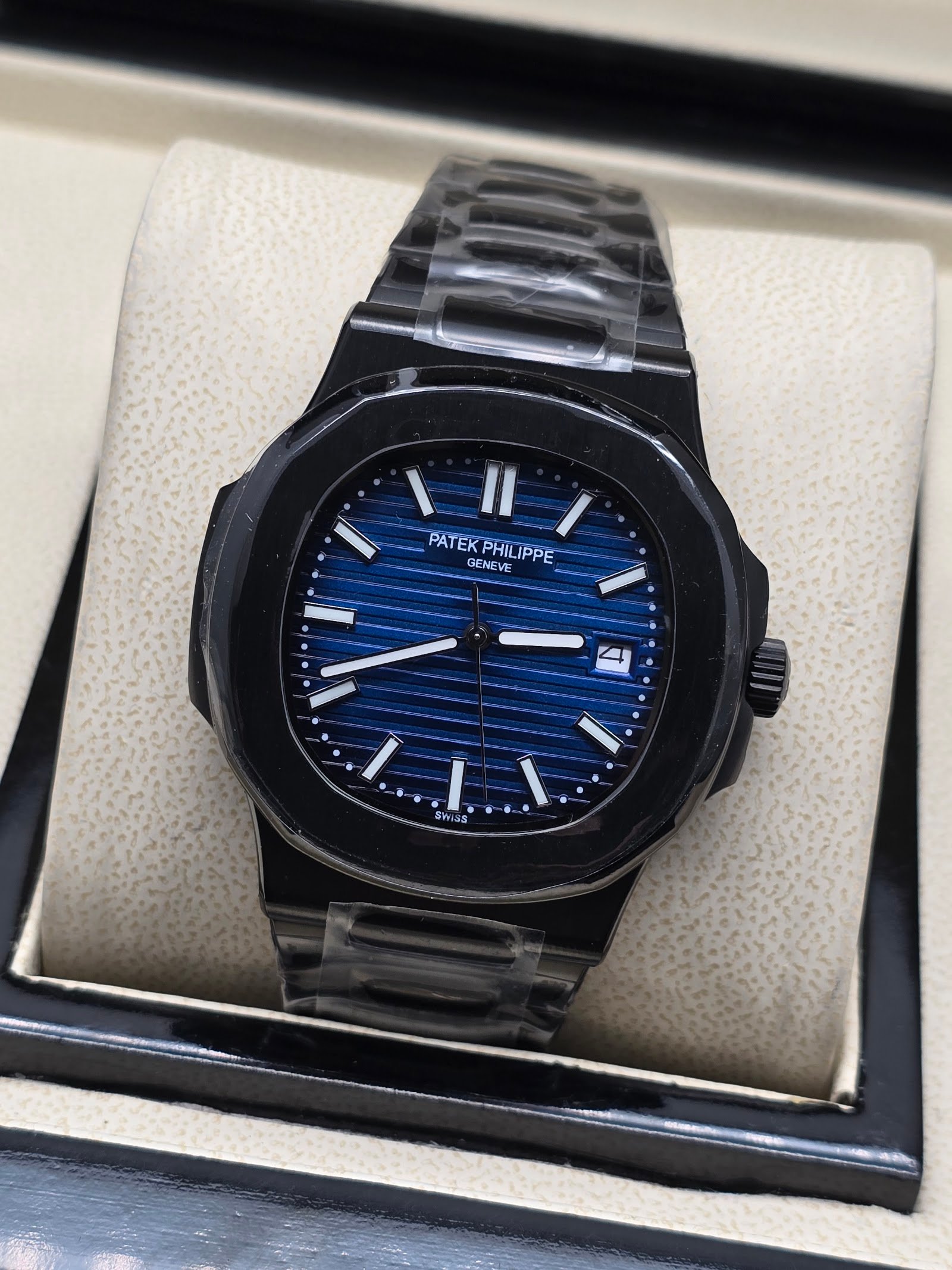 Patek Philippe — esfera azul con relieve horizontal, caja negra y brazalete negro
