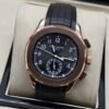 Patek Philippe — cronógrafo con esfera negra, caja oro rosa y correa de caucho negra