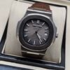 Patek Philippe — esfera gris con relieve horizontal y correa de cuero marrón