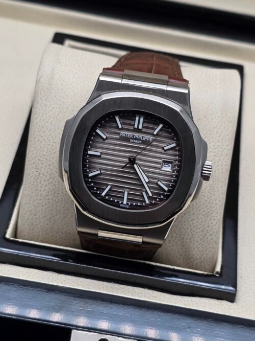 Patek Philippe — esfera gris con relieve horizontal y correa de cuero marrón