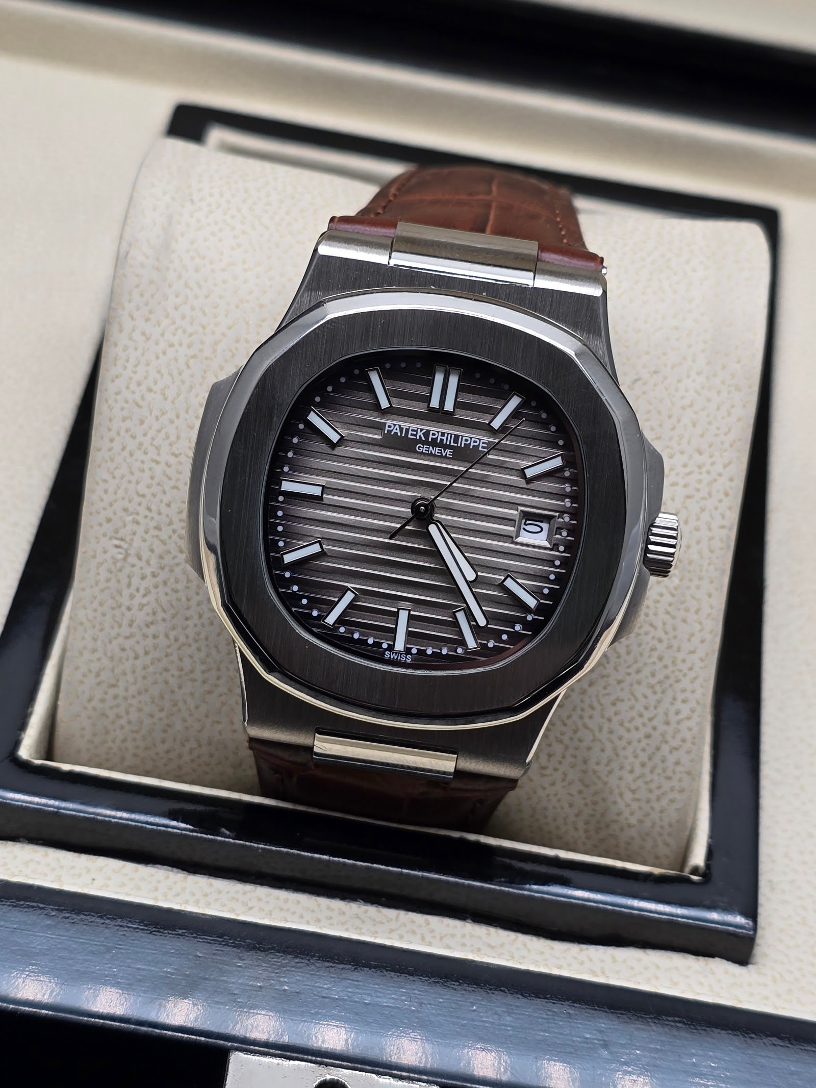 Patek Philippe — esfera gris con relieve horizontal y correa de cuero marrón