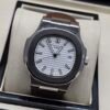 Patek Philippe — esfera blanca con relieve horizontal y correa de cuero marrón