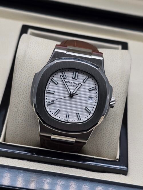Patek Philippe — esfera blanca con relieve horizontal y correa de cuero marrón