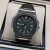 Patek Philippe — esfera verde con relieve horizontal y correa de cuero negra