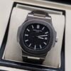Patek Philippe — esfera negra con relieve horizontal y correa de cuero negra