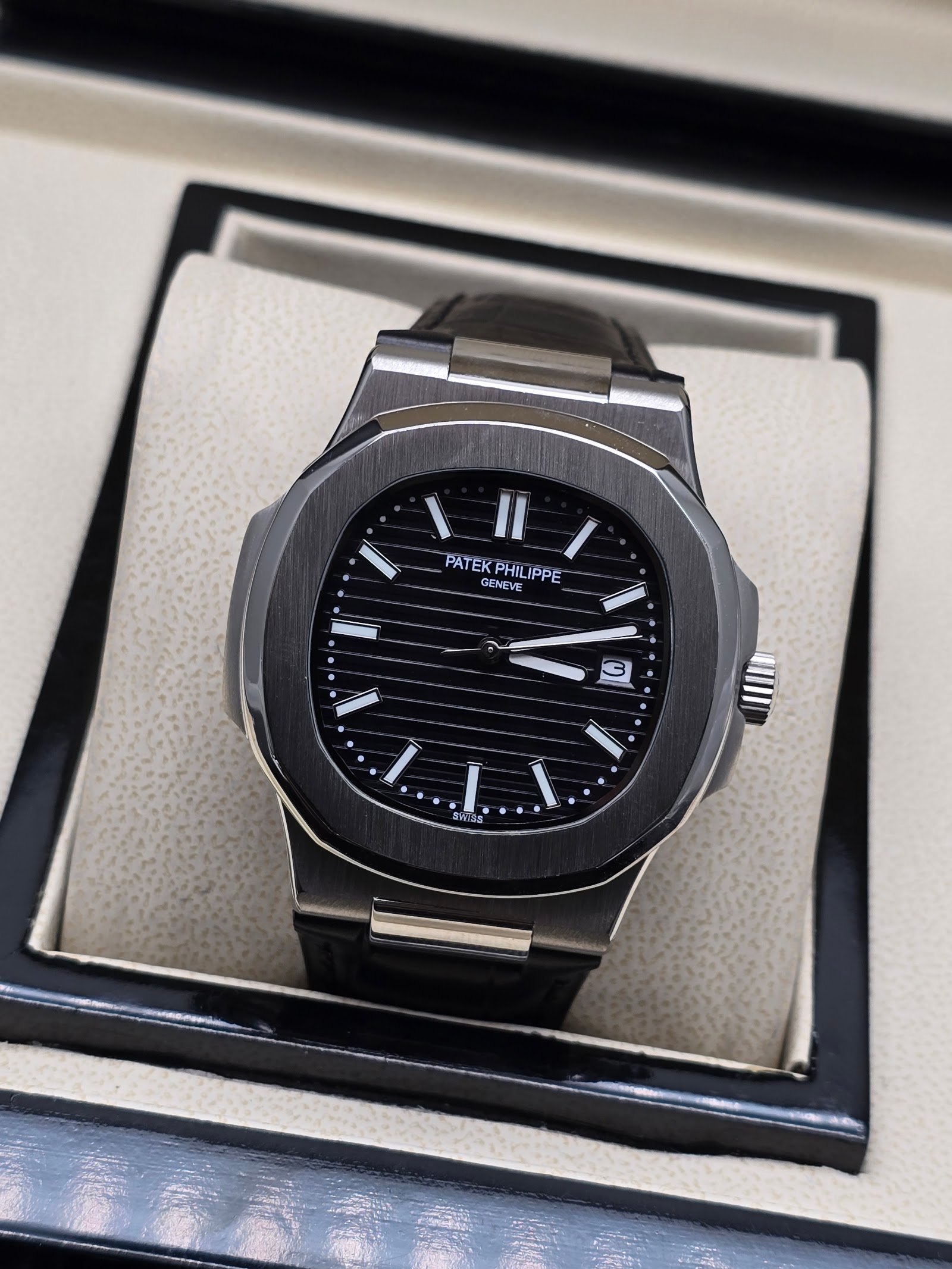 Patek Philippe — esfera negra con relieve horizontal y correa de cuero negra
