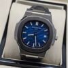 Patek Philippe — esfera azul con relieve horizontal y correa de cuero negra
