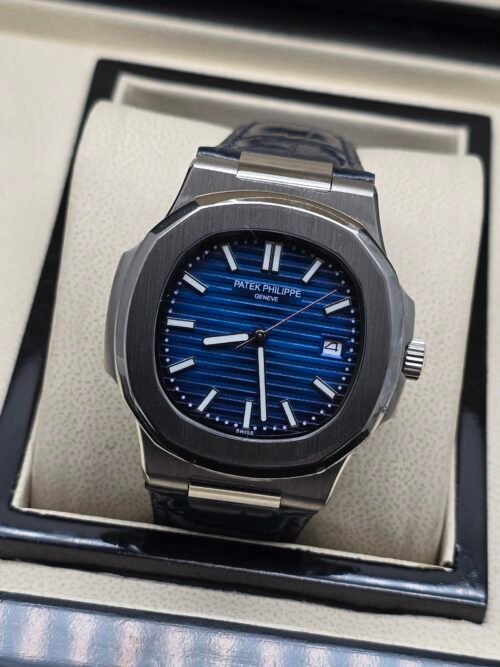 Patek Philippe — esfera azul con relieve horizontal y correa de cuero negra