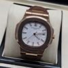 Patek Philippe — caja oro rosa, esfera blanca con relieve horizontal y correa de cuero marrón
