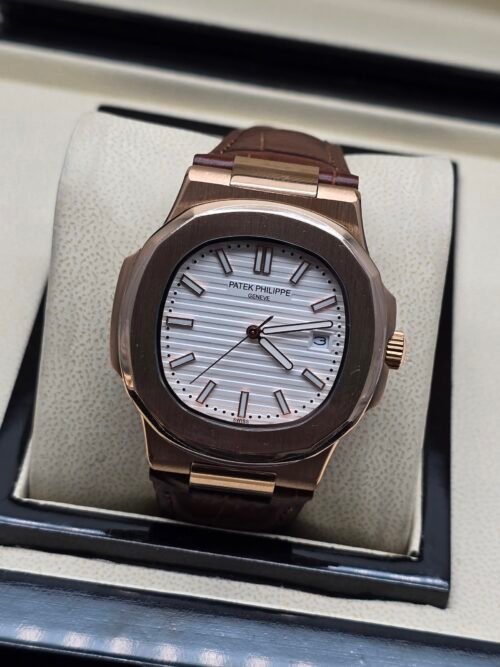 Patek Philippe — caja oro rosa, esfera blanca con relieve horizontal y correa de cuero marrón