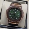 Patek Philippe — caja oro rosa, esfera verde con relieve horizontal y correa de cuero negra