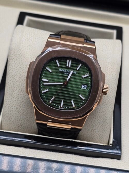 Patek Philippe — caja oro rosa, esfera verde con relieve horizontal y correa de cuero negra