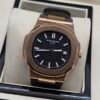 Patek Philippe — caja oro rosa, esfera negra con relieve horizontal y correa de cuero negra