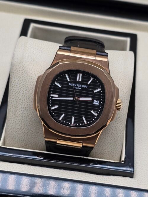 Patek Philippe — caja oro rosa, esfera negra con relieve horizontal y correa de cuero negra