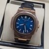 Patek Philippe — caja oro rosa, esfera azul con relieve horizontal y correa de cuero negra