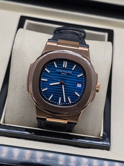 Patek Philippe — caja oro rosa, esfera azul con relieve horizontal y correa de cuero negra
