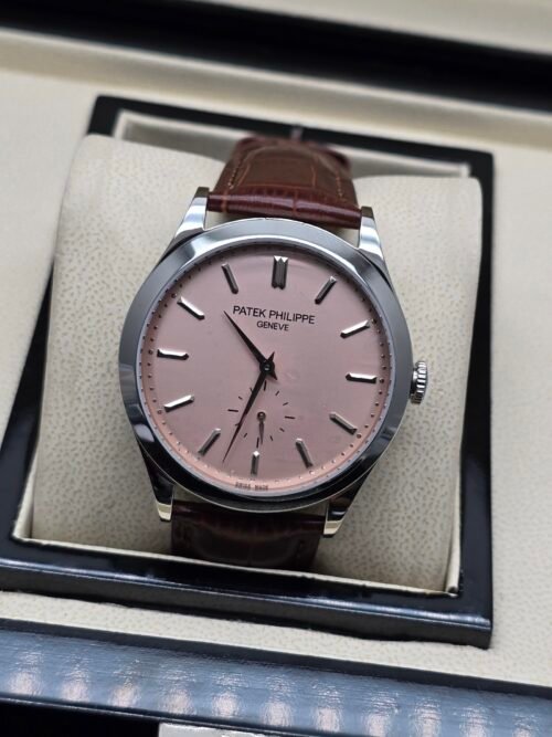 Patek Philippe — esfera rosada, caja de acero y correa de cuero marrón