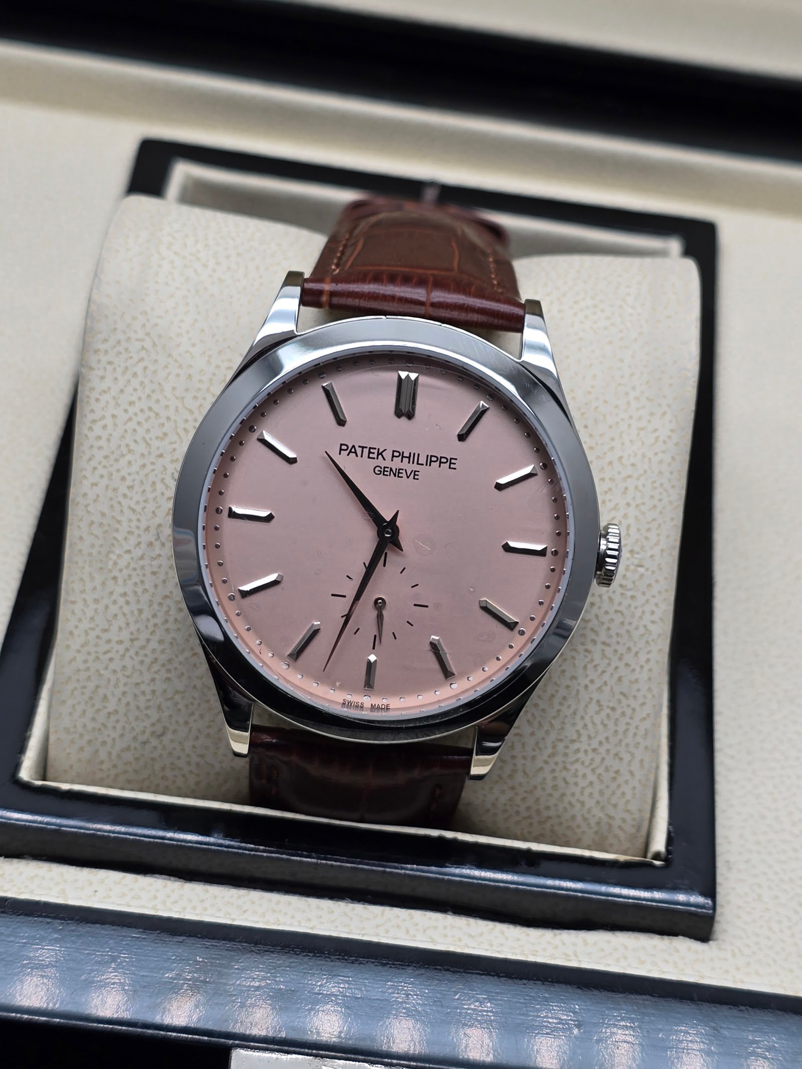 Patek Philippe — esfera rosada, caja de acero y correa de cuero marrón