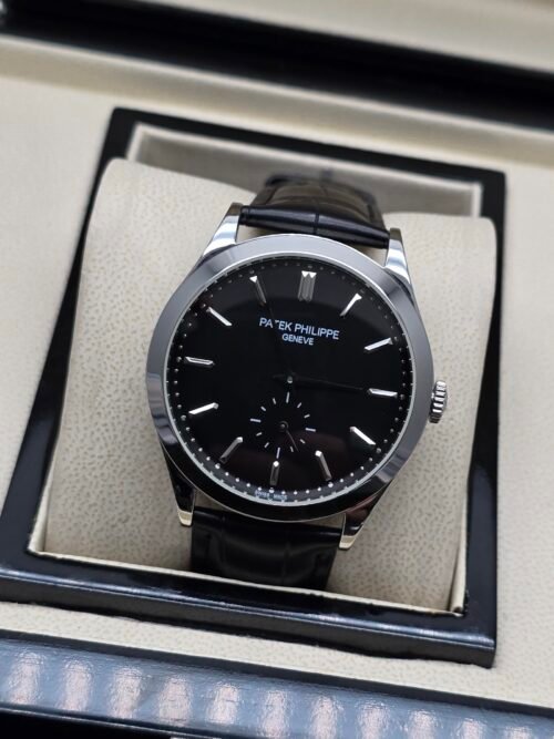 Patek Philippe — esfera negra, caja de acero y correa de cuero negra