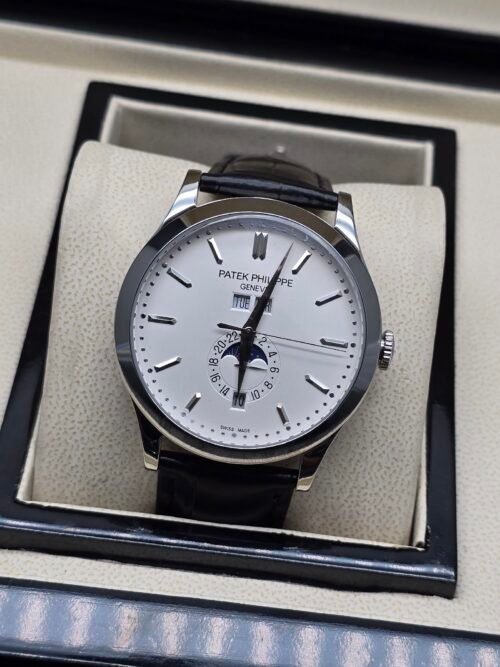 Patek Philippe — esfera blanca con calendario y fases lunares, correa de cuero negra