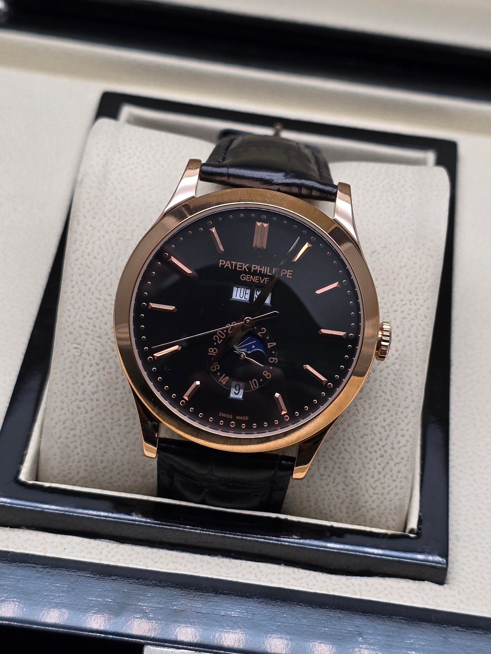 Patek Philippe — caja oro rosa, esfera negra con calendario y fases lunares, correa de cuero negra
