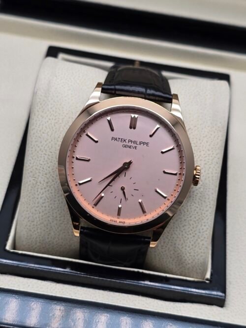 Patek Philippe — caja oro rosa, esfera rosada y correa de cuero negra