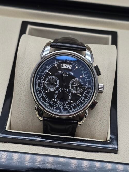 Patek Philippe — cronógrafo con esfera negra y fases lunares, caja de acero y correa de cuero negra