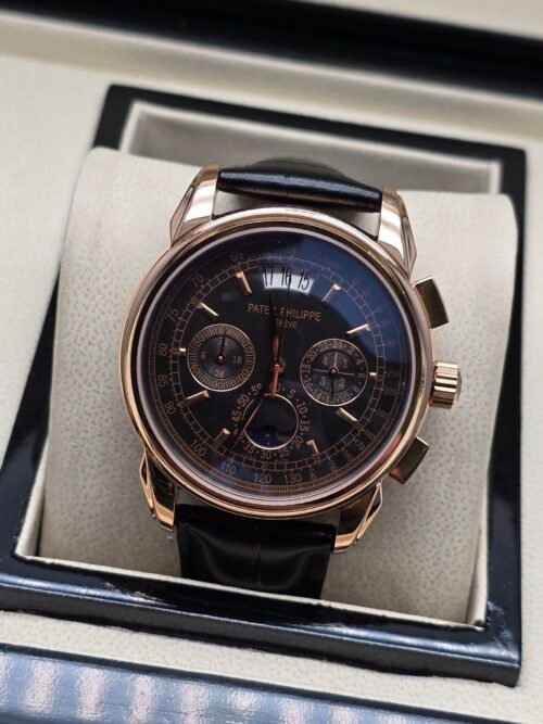 Patek Philippe — cronógrafo con esfera negra y fases lunares, caja oro rosa y correa de cuero negra