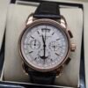 Patek Philippe — cronógrafo con esfera blanca y fases lunares, caja oro rosa y correa de cuero negra