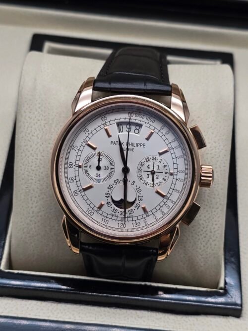 Patek Philippe — cronógrafo con esfera blanca y fases lunares, caja oro rosa y correa de cuero negra