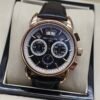 Patek Philippe — cronógrafo con esfera negra y subesferas blancas, caja oro rosa y correa de cuero negra