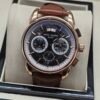 Patek Philippe — cronógrafo con esfera negra y subesferas blancas, caja oro rosa y correa de cuero marrón