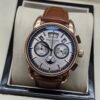 Patek Philippe — cronógrafo con esfera blanca y subesferas plateadas, caja oro rosa y correa de cuero marrón