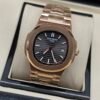 Patek Philippe — caja oro rosa, esfera gris oscura con relieve horizontal y brazalete oro rosa