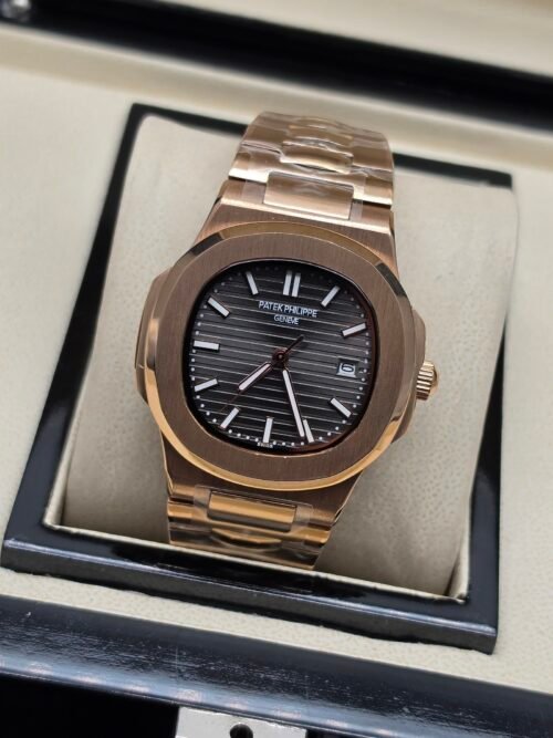 Patek Philippe — caja oro rosa, esfera gris oscura con relieve horizontal y brazalete oro rosa