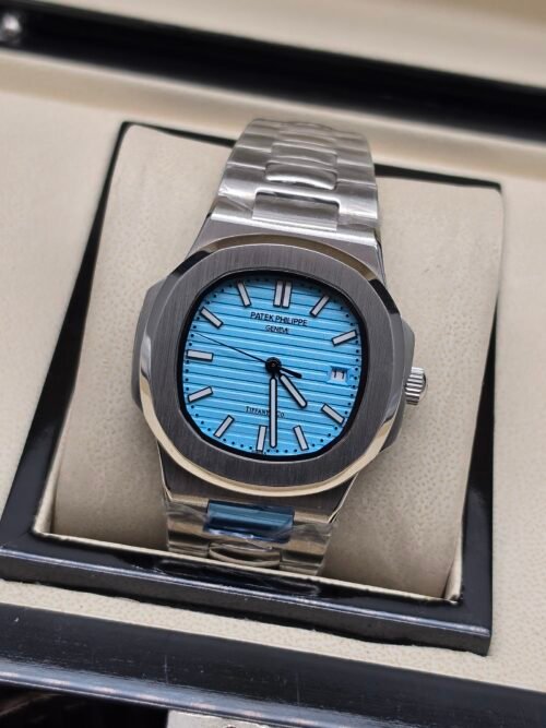 Patek Philippe — esfera azul celeste con relieve horizontal y brazalete de acero
