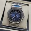 Patek Philippe — esfera azul degradada con relieve horizontal y brazalete de acero