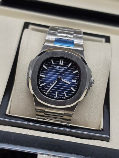 Patek Philippe — esfera azul degradada con relieve horizontal y brazalete de acero