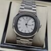 Patek Philippe — esfera blanca con relieve horizontal y brazalete de acero