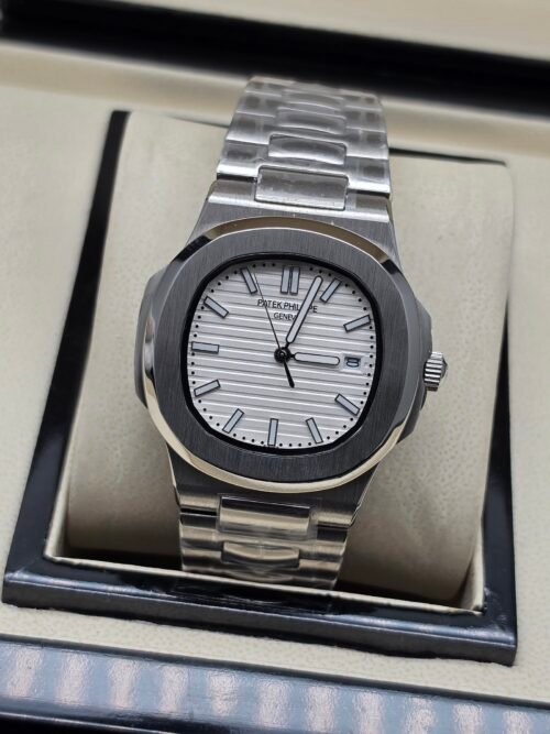 Patek Philippe — esfera blanca con relieve horizontal y brazalete de acero