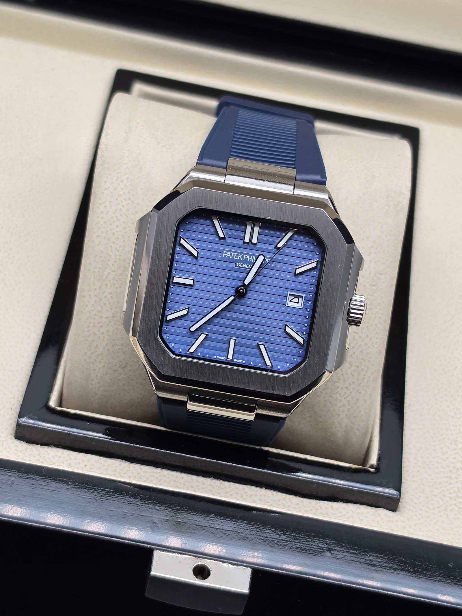 Patek Philippe — caja octagonal, esfera azul con relieve y correa azul