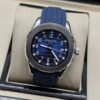 Patek Philippe — esfera azul con números grandes y correa de caucho azul