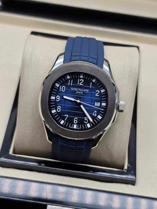 Patek Philippe — esfera azul con números grandes y correa de caucho azul