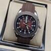 Patek Philippe — esfera marrón degradada con números grandes y correa de caucho marrón