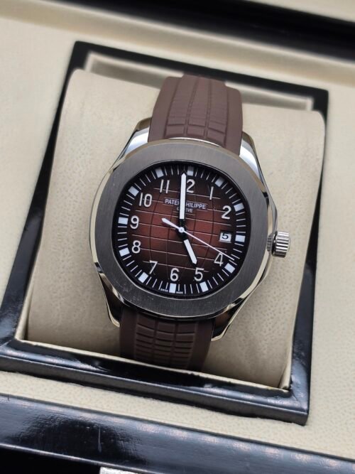 Patek Philippe — esfera marrón degradada con números grandes y correa de caucho marrón