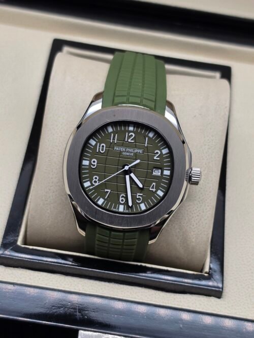 Patek Philippe — esfera verde con números grandes y correa de caucho verde