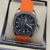 Patek Philippe — esfera negra con números grandes y correa de caucho naranja