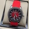 Patek Philippe — esfera roja degradada con números grandes y correa de caucho roja