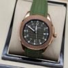 Patek Philippe — caja oro rosa, esfera verde con números grandes y correa de caucho verde