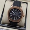 Patek Philippe — caja oro rosa, esfera negra con números grandes y correa de caucho negra